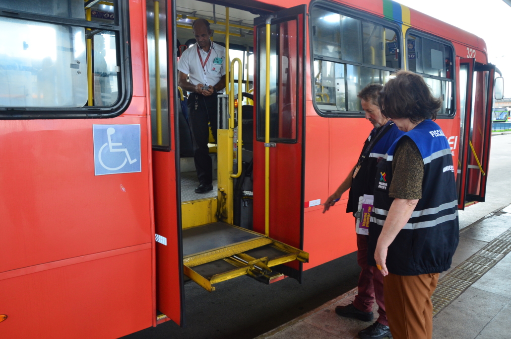 Técnicos de fiscalização realizando vistoria em ônibus