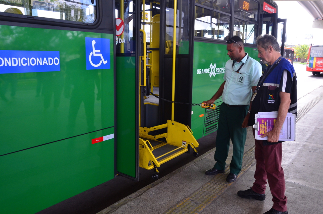 Técnicos de fiscalização realizando vistoria em ônibus