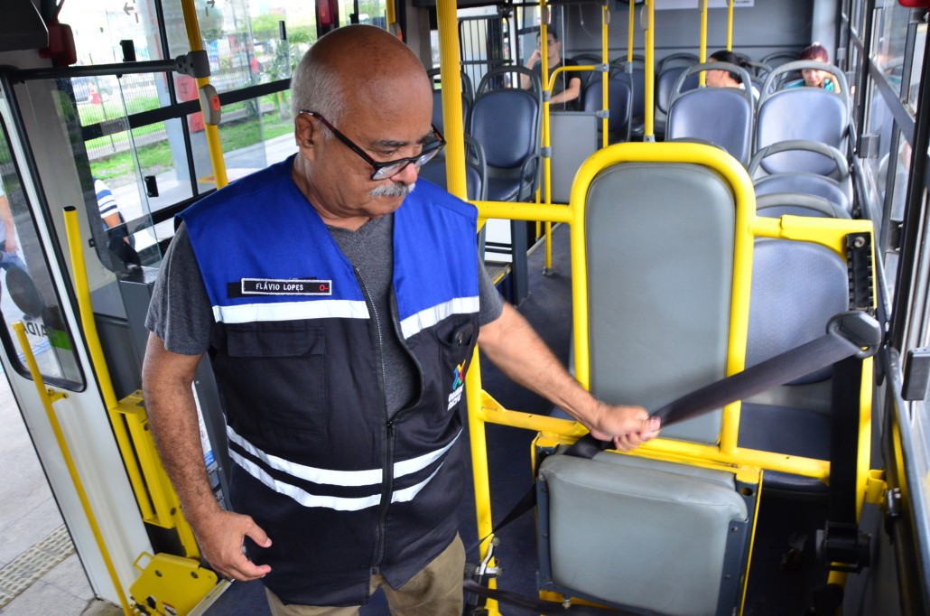 Técnicos de fiscalização realizando vistoria em ônibus