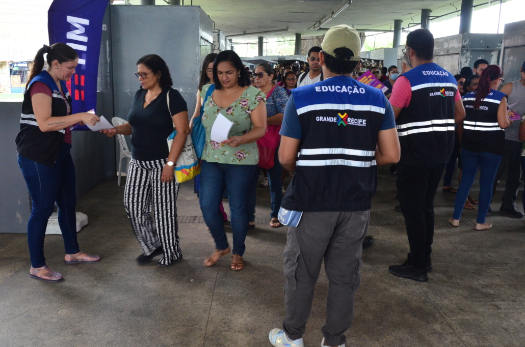 Técnicos de educação do Consórcio entregando panfleto