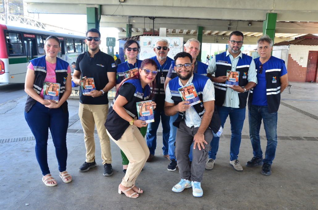 Equipe do Consórcio de Transporte Metropolitano pousando para foto