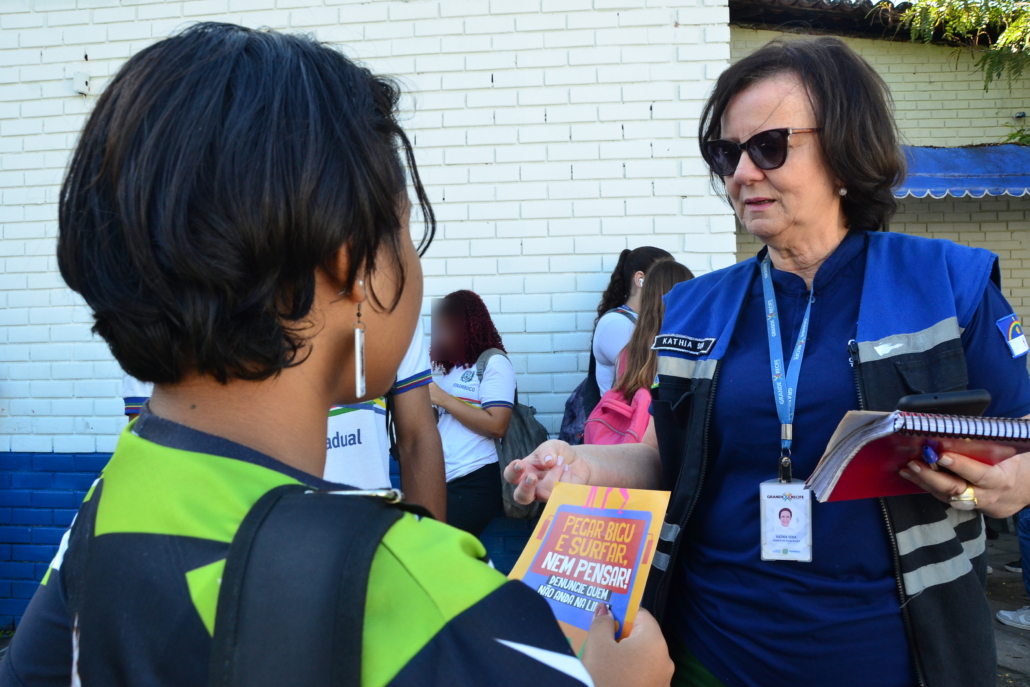 Mulher falando com menina