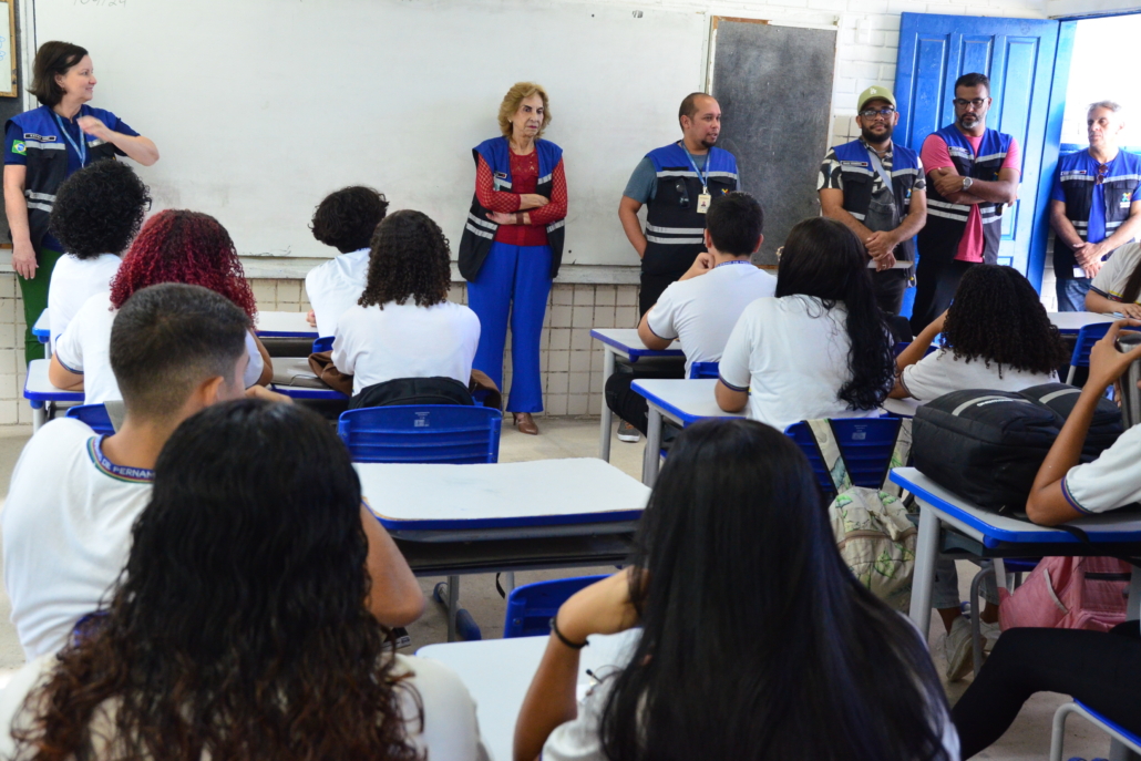 Equipe de educação e fiscalização Consórcio Transporte Metropolitano em palestras para alunos e alunas dos colégios