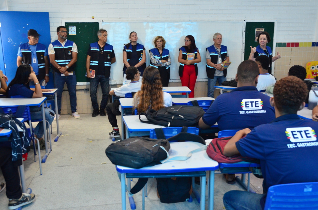 Equipe de educação e fiscalização do Consórcio de Transporte Metropolitano em ação dentro de sala de aula contra "surf" e "amorcegamento" no ônibus