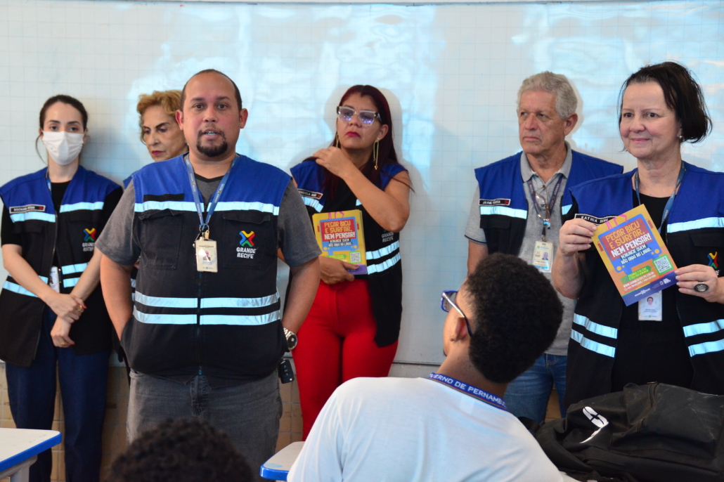 Equipe de educação e fiscalização do Consórcio de Transporte Metropolitano em ação dentro de sala de aula contra "surf" e "amorcegamento" no ônibus