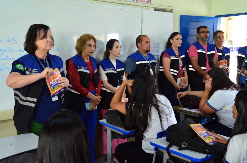 Equipe de educação e fiscalização Consórcio Transporte Metropolitano em palestras para alunos e alunas dos colégios