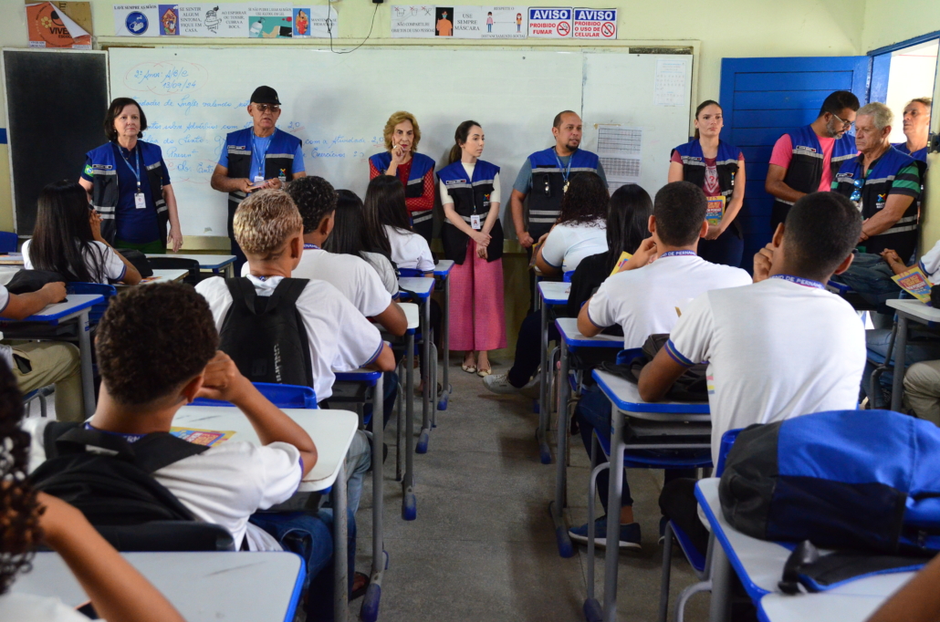Equipe de educação e fiscalização Consórcio Transporte Metropolitano em palestras para alunos e alunas dos colégios