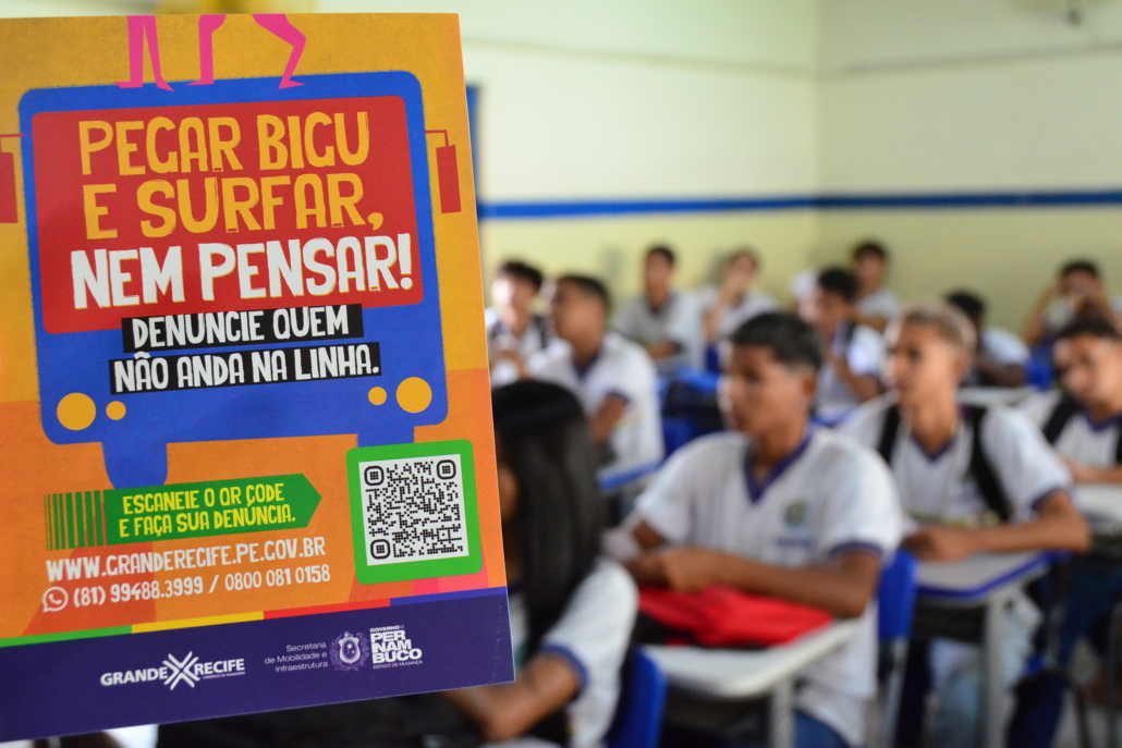 Panfleto da ação Pegar "Bigu" e "Surfar", nem pensar. Ao fundo, sala de aula de escola estadual; 