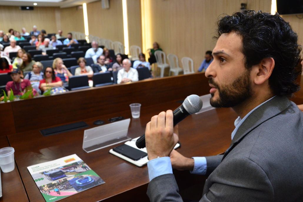 Perfil do Diretor-Presidente do Consórcio de Transporte Metropolitano, Matheus Freitas, que está falando no microfone.