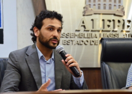 Perfil do Diretor-Presidente do Consórcio de Transporte Metropolitano, Matheus Freitas, que está falando no microfone.