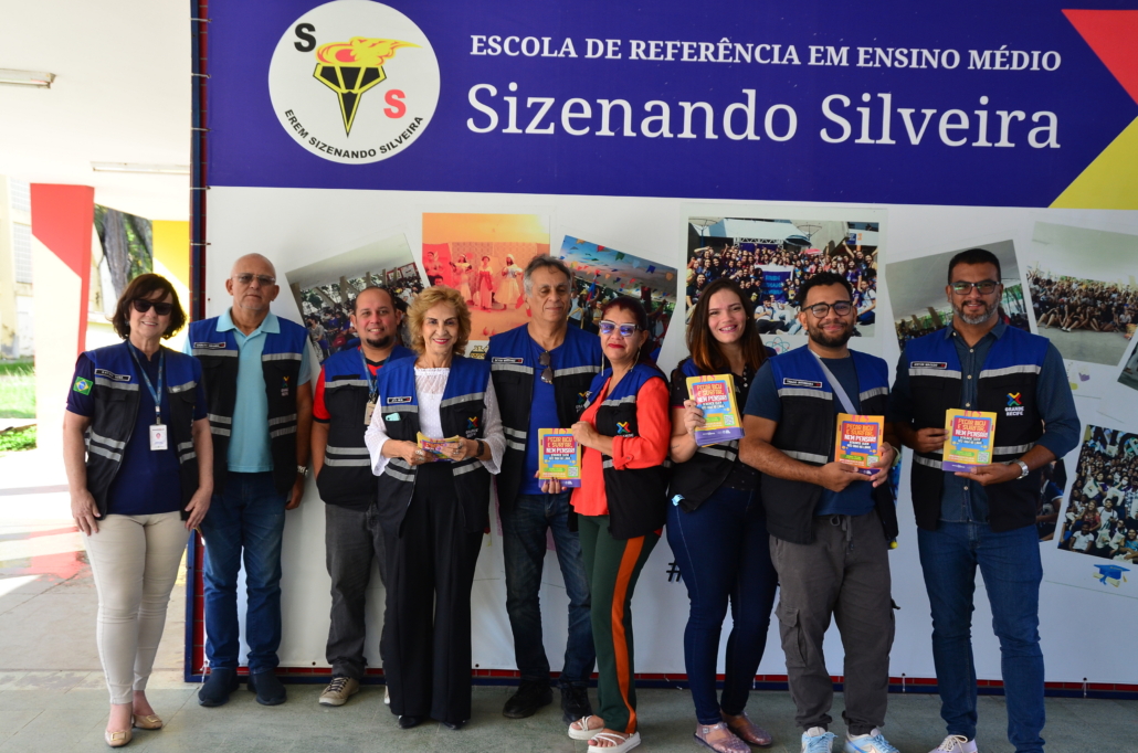 Equipe de educação e fiscalização do Grande Recife pousando para foto. São quatro mulheres e cinco homens. 