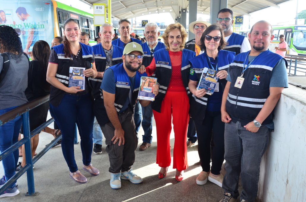 Equipe de educação e fiscalização do Consórcio de Transporte Metropolitano, pousando. 